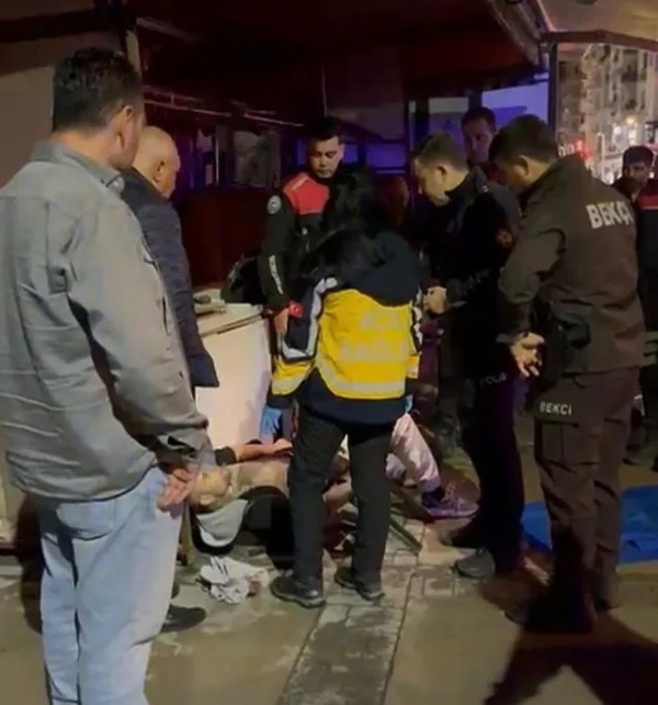 İzmir’de parkta kanlı tartışma: 5 yerinden bıçaklandı!